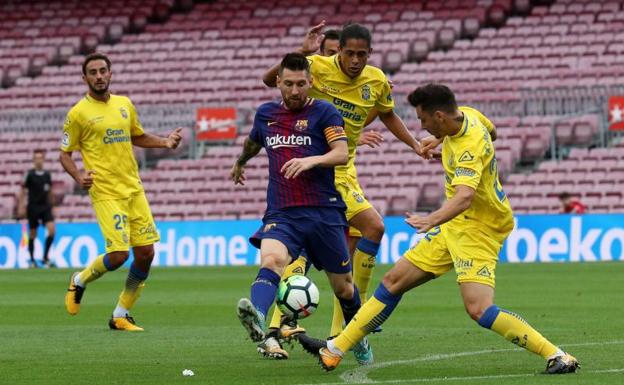 Leo Messi intenta superar a varios futbolistas de Las Palmas