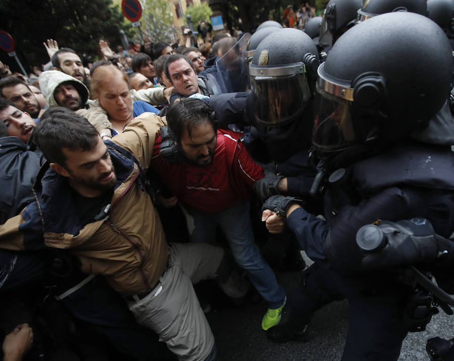 Los agentes retiran a los concentrados de la zona más cercana a los colegios electorales entre gritos de «independencia» y «queremos votar»