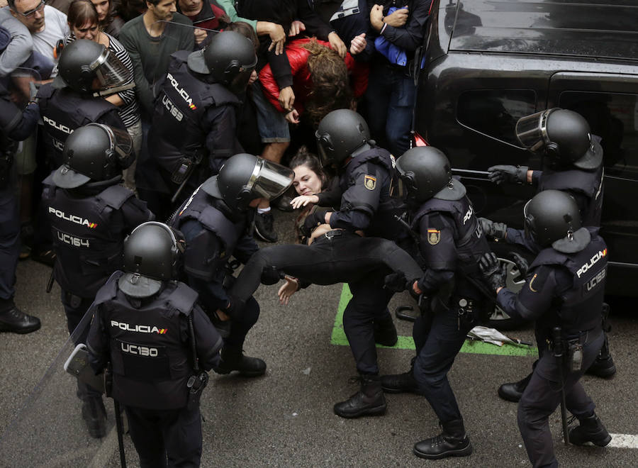 Los agentes retiran a los concentrados de la zona más cercana a los colegios electorales entre gritos de «independencia» y «queremos votar»