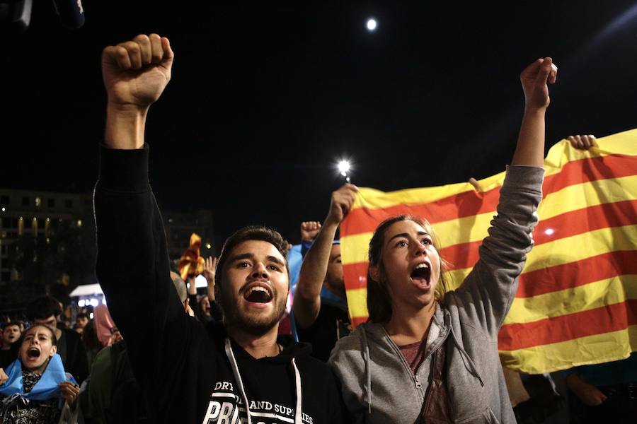 23.30. Plaza de Cataluña. 