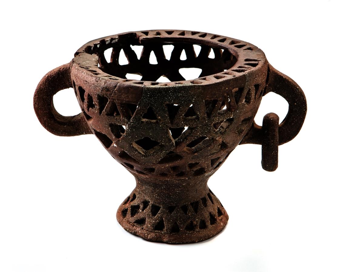 Copa calada o quemador. IV-II a. C. Arcilla. Ingresa ene le Museo en 1992, hallado en Castrejón de Capote (Higuera de la Real, Badajoz). Museo Arqueológico Provincial de Badajoz