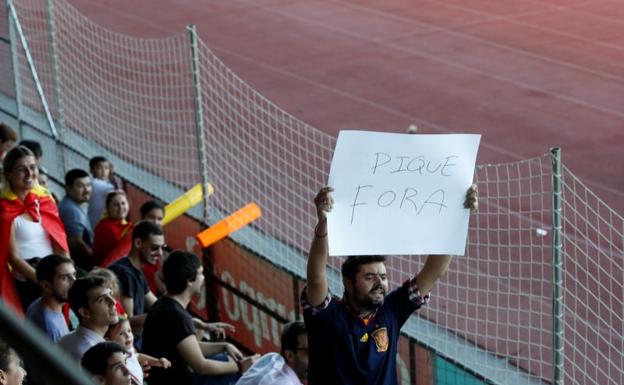 Un aficionado reclama la marcha de Piqué de la selección en las Ciudad del Fútbol. 