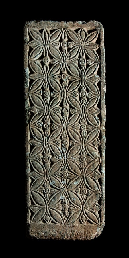 Tablero decorativo visigodo de la Alcazaba de Badajoz. VI-VII d. C. Mármol. Ingresa en el museo en el siglo XIX, procedente de la Alcazaba de Badajoz. Museo Arqueológico Provincial de Badajoz