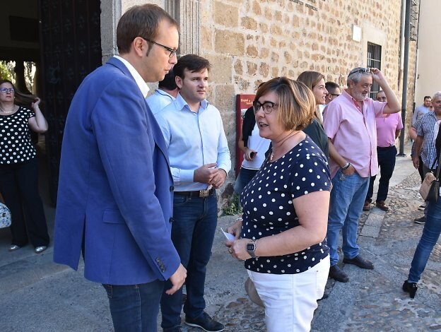 El concejal de Hacienda recibe a la presidenta de la Diputación ayer en Plasencia. :: david palma