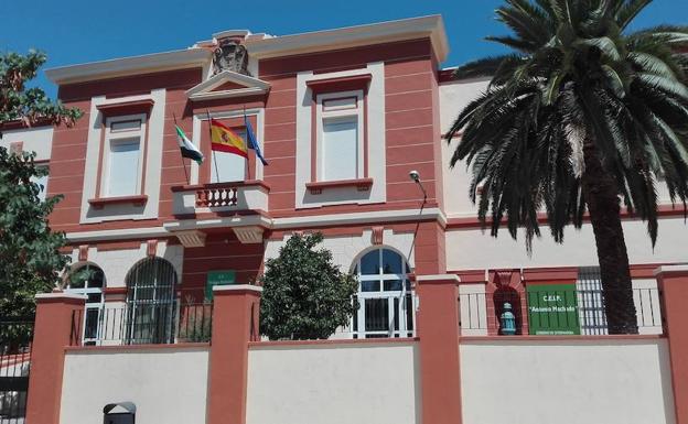 Fachada del CEIP Antonio Machado de Mérida, uno de los tres centros que será reformado con las ayudas de los fondos Feder.