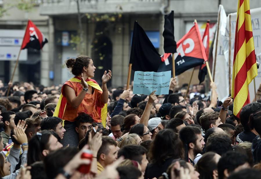 El seguimiento de la huelga es desigual: los comercios del centro de Barcelona están casi cerrados, mientras que una las plantas fabriles más importantes de Cataluña, la de Seat, en Martorell, funciona a pleno rendimiento.