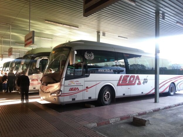 Imagen de un autobús de Leda en la estación de Mérida. :: hoy