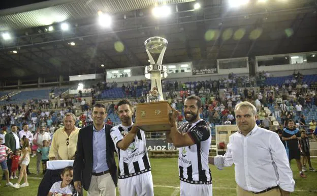 José Ángel y Joaqui Flores levantan la copa de campeones del Trofeo Ibérico:: 