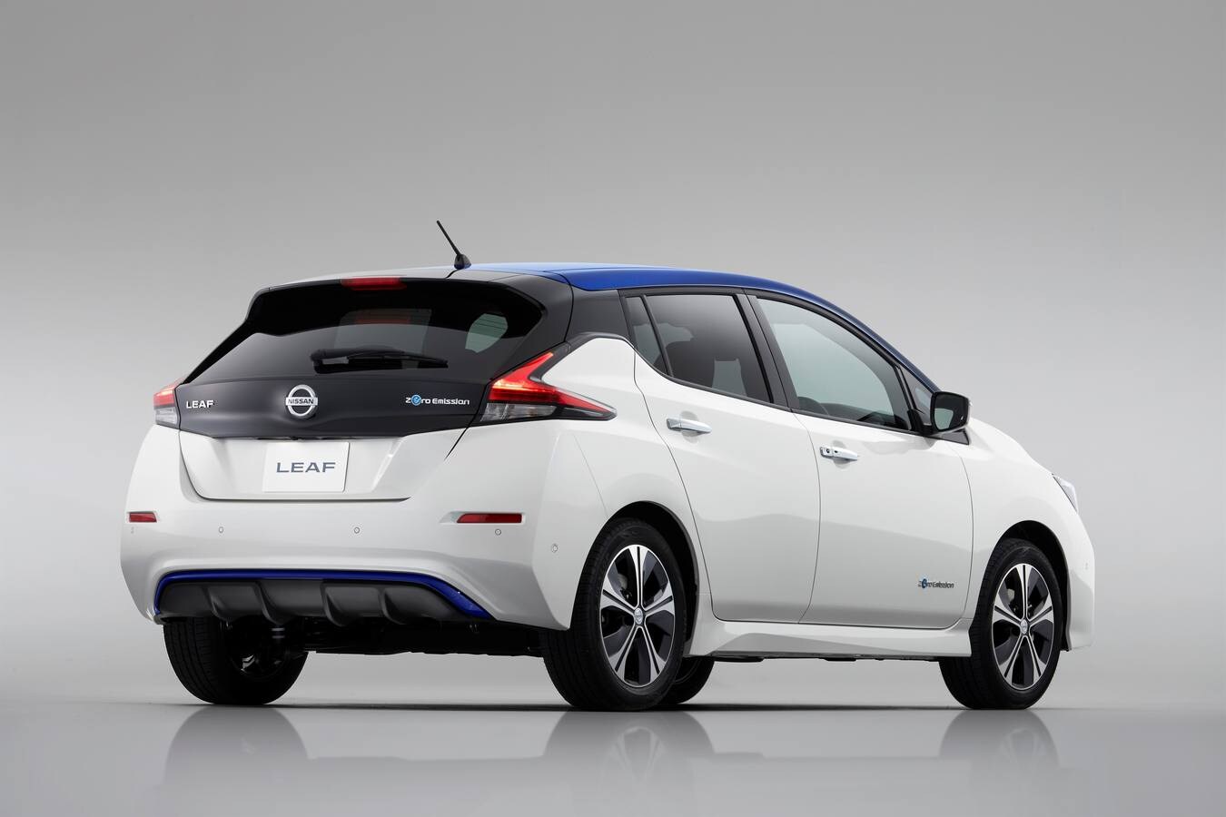 Renovación completa del Nissan Leaf con más potencia, mayor autonomía y mejores tecnologías de seguridad y conectividad. Las primeras unidades llegan a primeros de año.