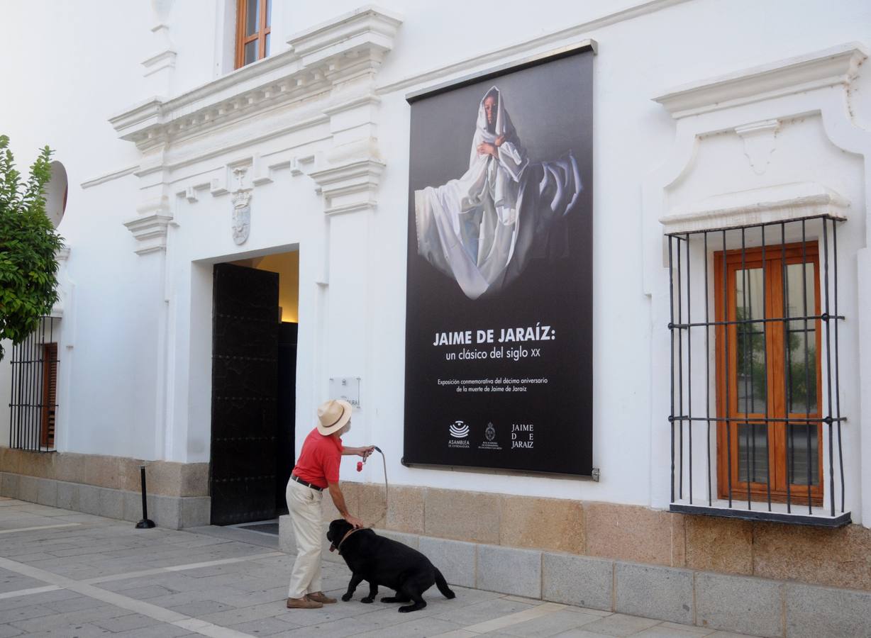 La Asamblea expone una muestra con las obras del pintor extremeño cuando se cumplen diez años de su fallecimiento