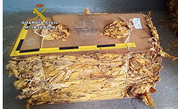 Uno de los ocho fardos de hoja de tabaco de contrabando interceptados en el norte de la provincia de Cáceres.