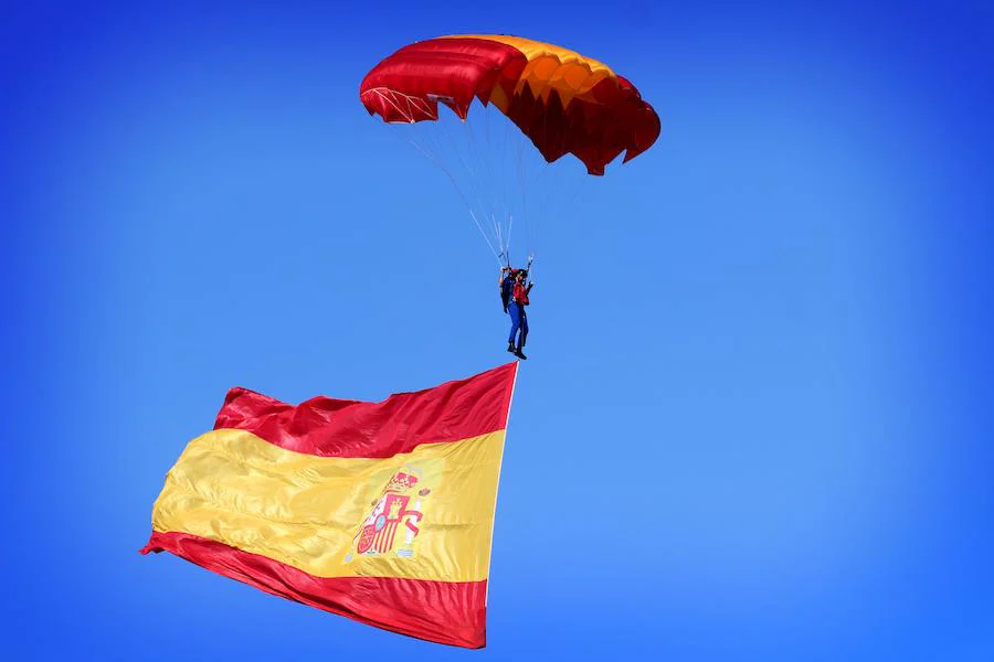 Badajoz ha celebrado este sábado el Día de la Hispanidad con un izado de bandera, un homenaje a quienes dieron su vida por España y un desfile