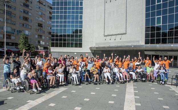 Foto de familia de los socios de Aspaceba con los trabajadores de la asociación: PAKOPÍ