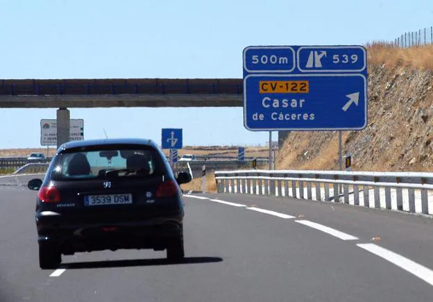 Un vehículo circula por la A-66 cerca de Casar de Cáceres, conexión defendida por los ecologistas. :: hoy