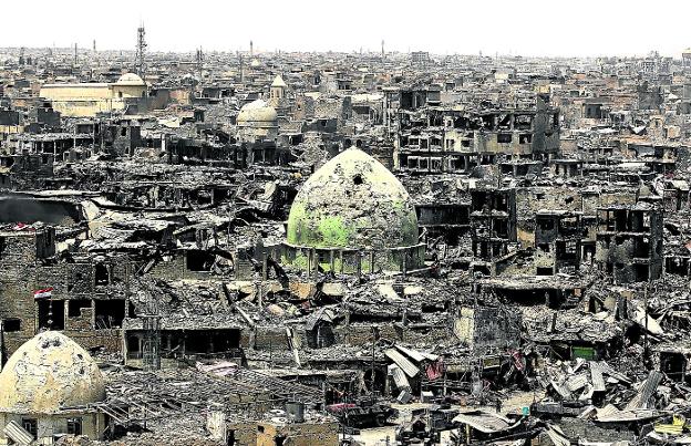 La zona oeste de la ciudad de Mosul ha quedado completamente arrasada tras diez meses de enfrentamientos por lograr su control. ::