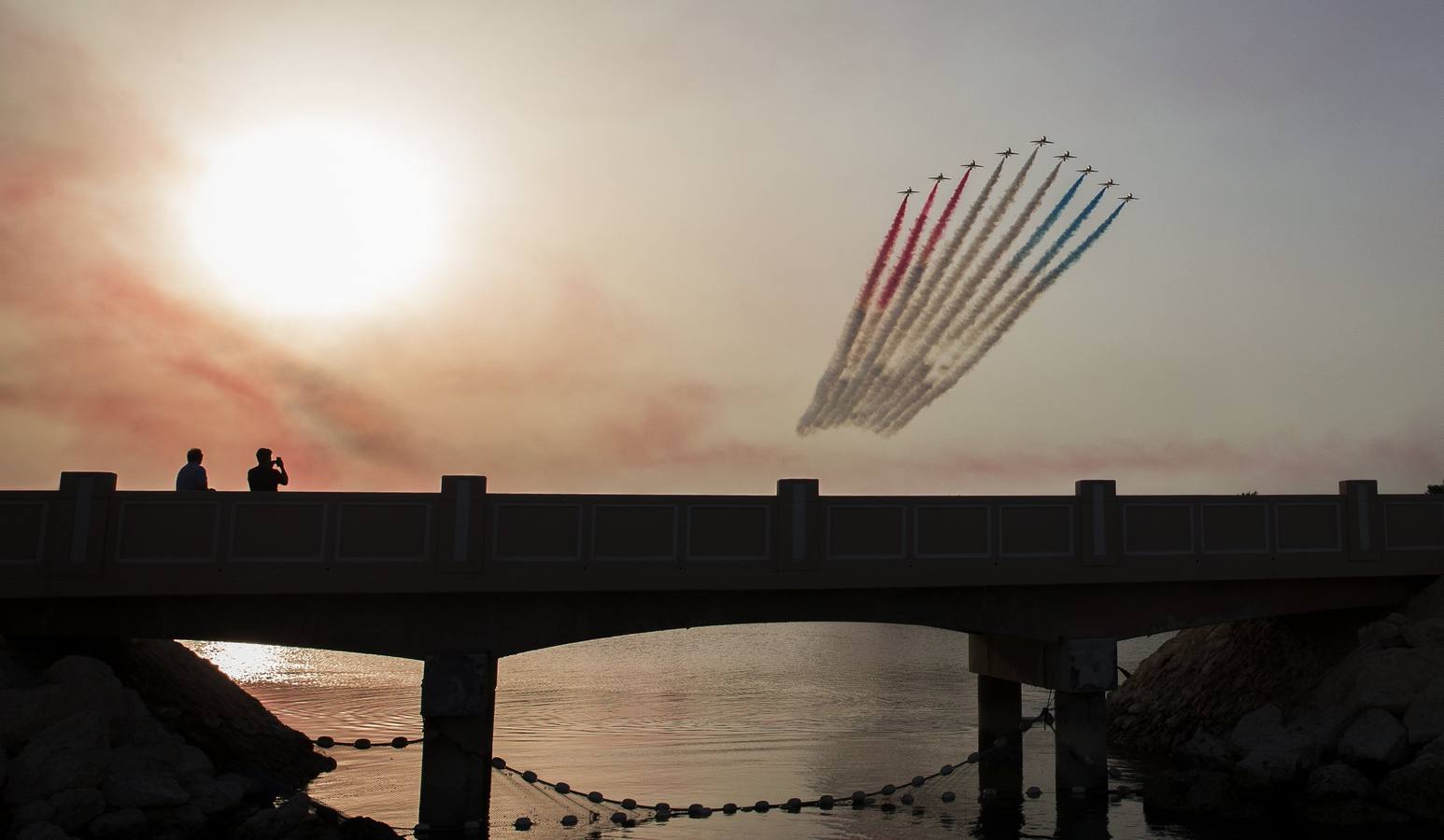 Aviones de la escuadrilla acrobática de la Real Fuerza Aérea Británica Red Arrows actúa en una exhibición en Manama, Baréin