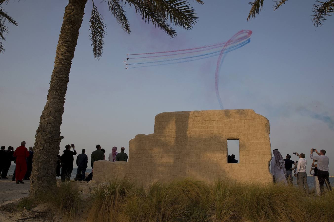 Aviones de la escuadrilla acrobática de la Real Fuerza Aérea Británica Red Arrows actúa en una exhibición en Manama, Baréin