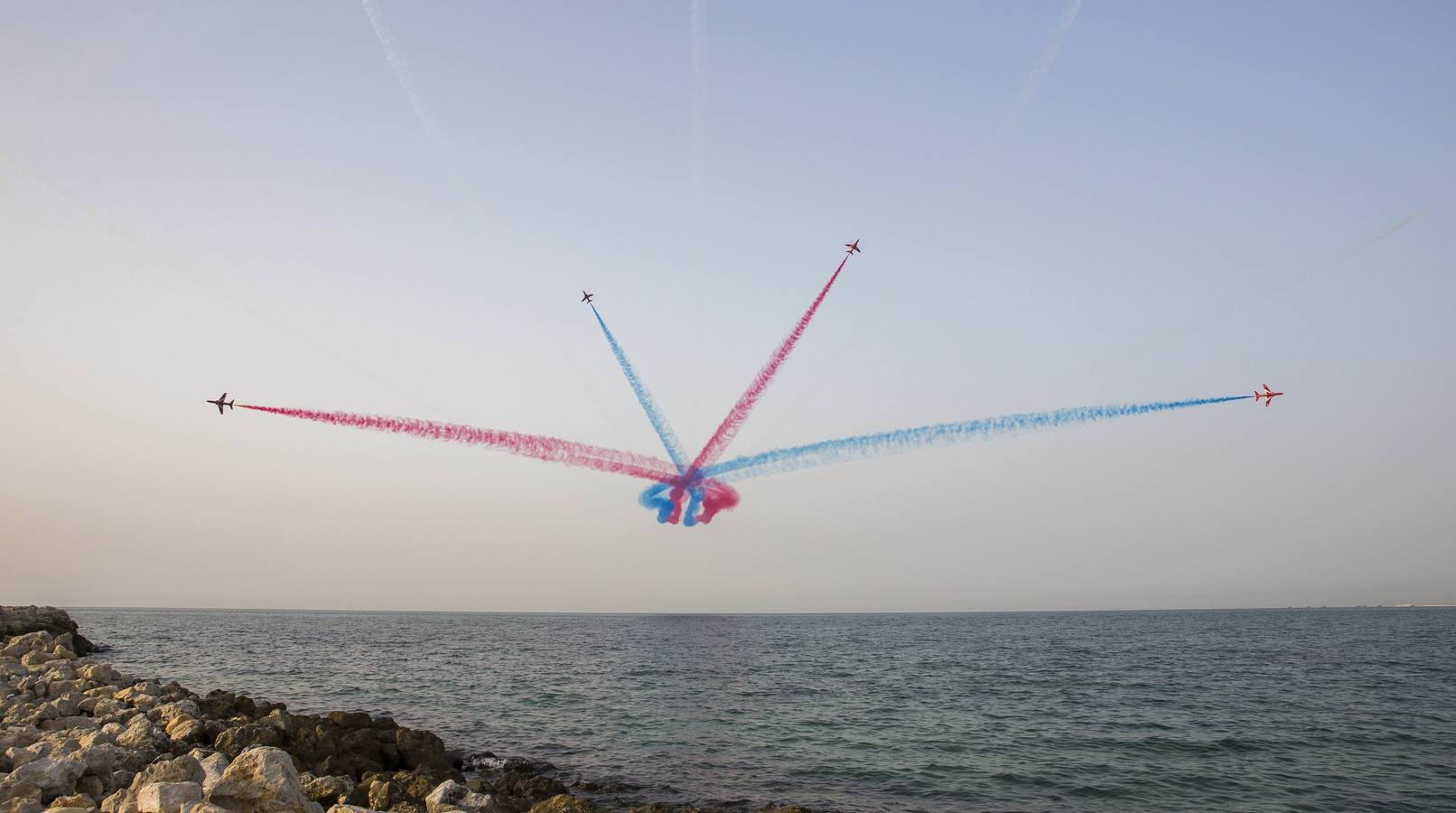 Aviones de la escuadrilla acrobática de la Real Fuerza Aérea Británica Red Arrows actúa en una exhibición en Manama, Baréin