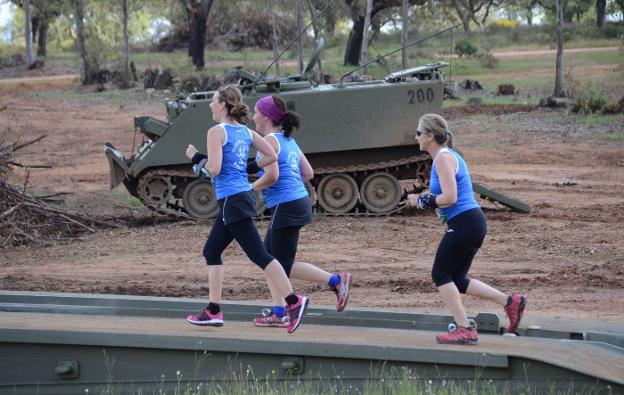 Mujeres participan en la carrera organizada por los militares de Bótoa. :: hoy