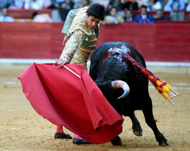 Juanito con el novillo al que cortó la única oreja de la tarde. :: efe