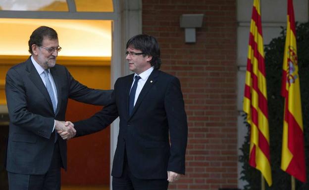 Rajoy (i.) y Puigdemont (d.).