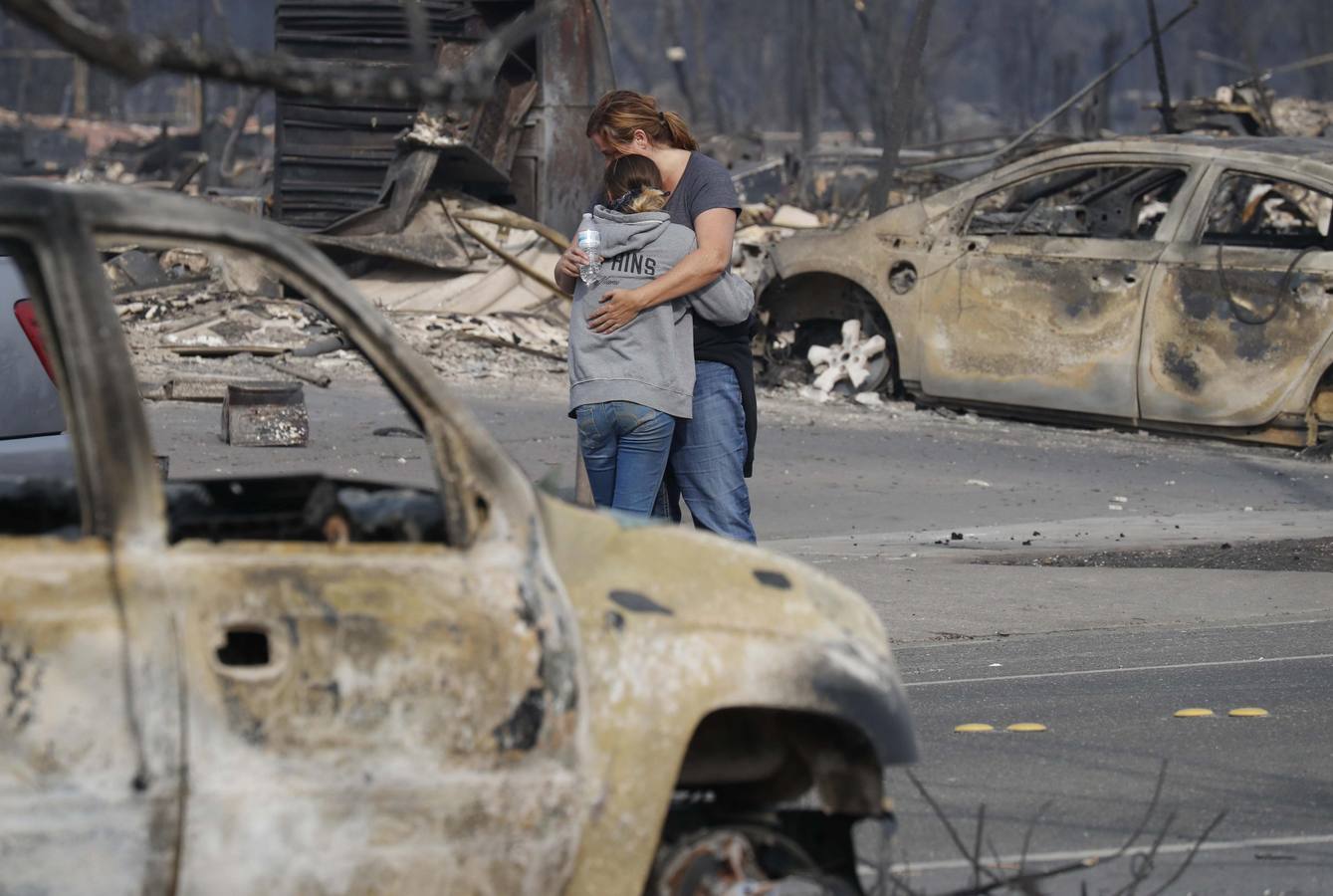 Los devastadores incendios que desde el domingo avanzan en el norte de California (EE.UU.) han dejado al menos 17 muertos y han arrasado más de 46.500 hectáreas, según los últimos datos facilitados por el Departamento Forestal y de Protección contra Incendios del estado