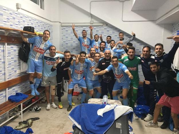 Los jugadores del Coria celebran el triunfo en el vestuario. :: @CDCORIA