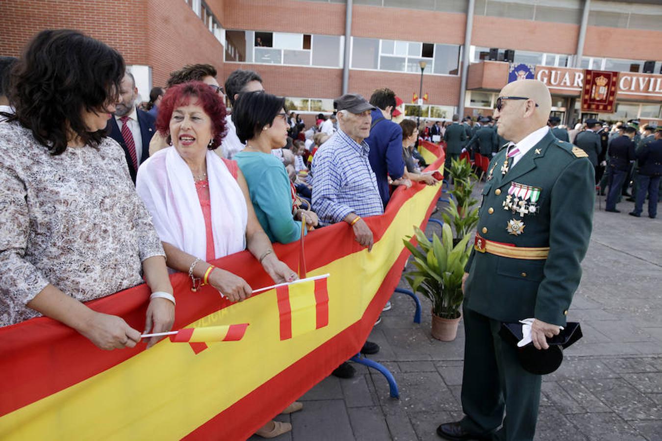 El subdelegado del Gobierno en Cáceres, José Carlos Bote, ha presidido el acto junto a la comandante jefe de Cáceres, María Jesús Pascual, la primera mujer en la historia de esta institución que preside los actos del día grande del cuerpo 