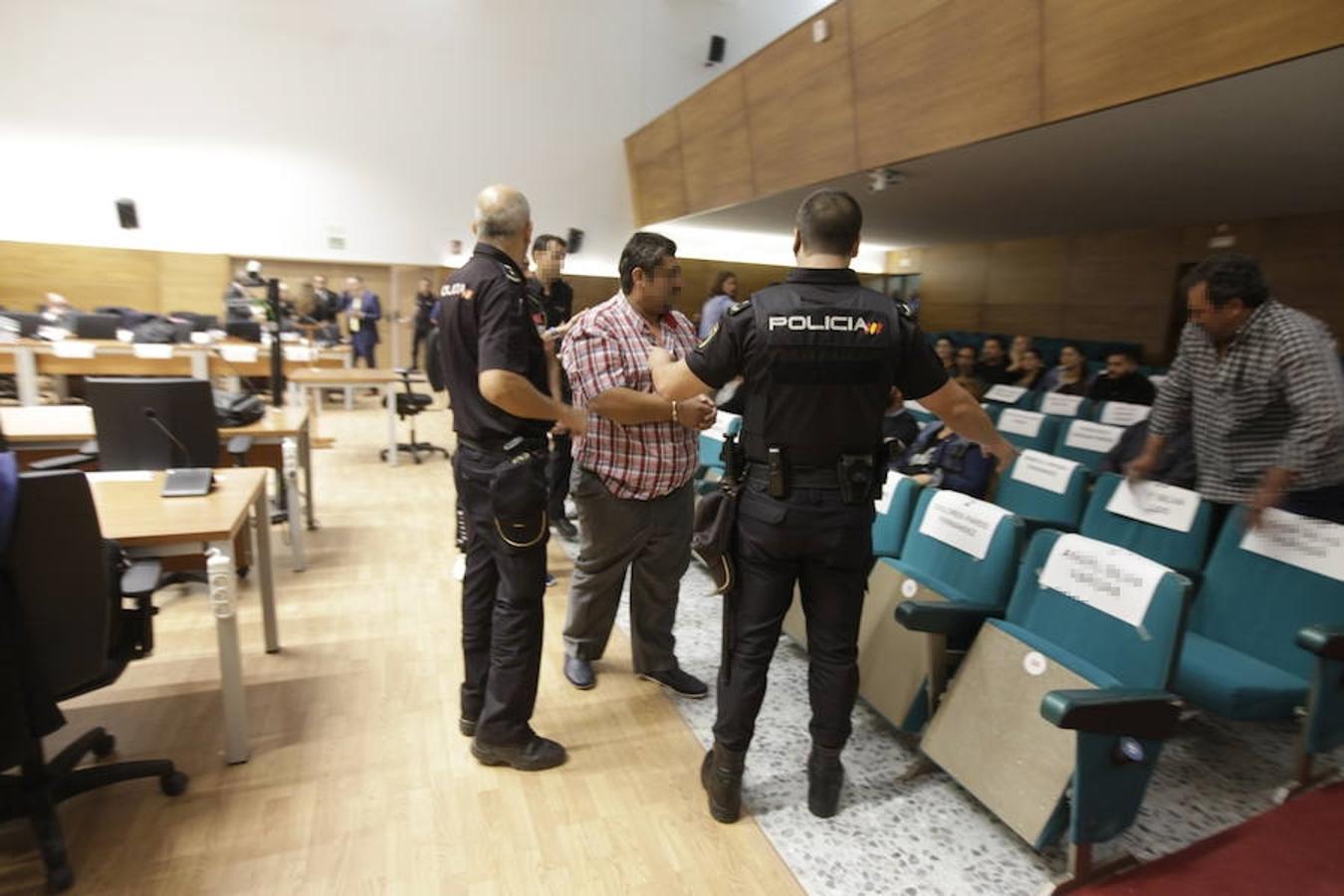 El juicio, que cuenta con 117 acusados, se celebra en el salón de actos de la Facultad de Empresa, Finanzas y Turismo de Cáceres.