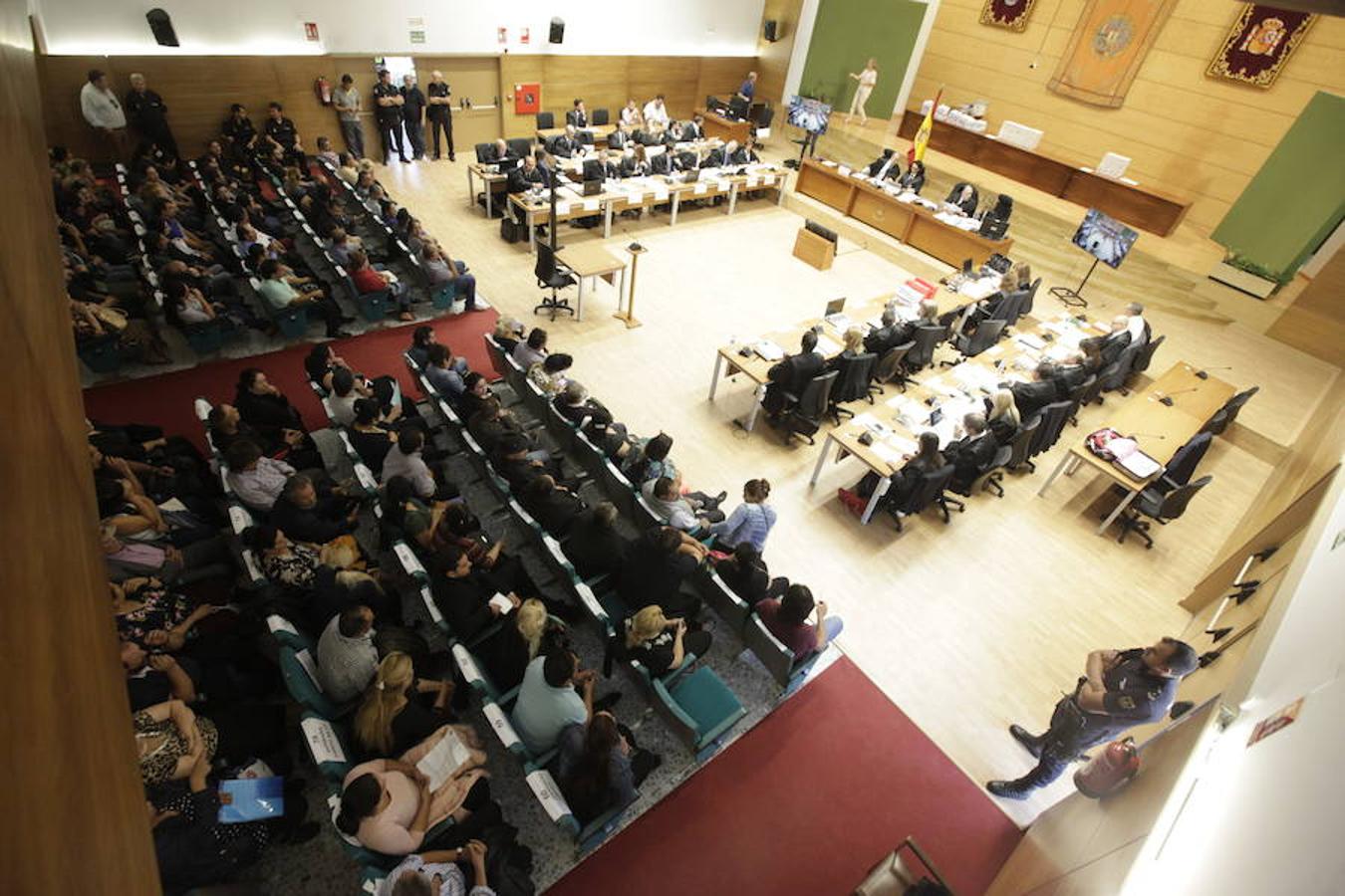 El juicio, que cuenta con 117 acusados, se celebra en el salón de actos de la Facultad de Empresa, Finanzas y Turismo de Cáceres.