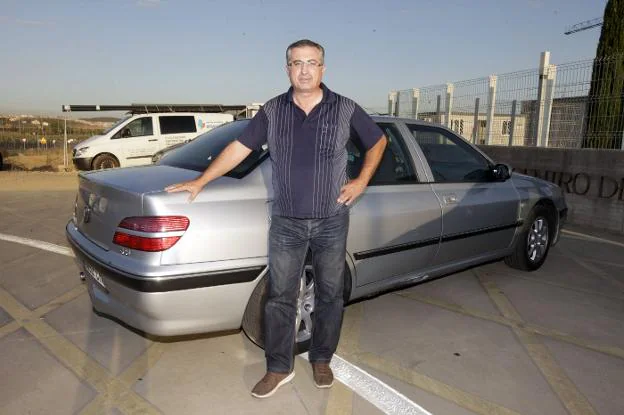 Víctor Manuel Valverde, taxista rural de la localidad cacereña de Valdefuentes, junto a su vehículo. :: lorenzo cordero