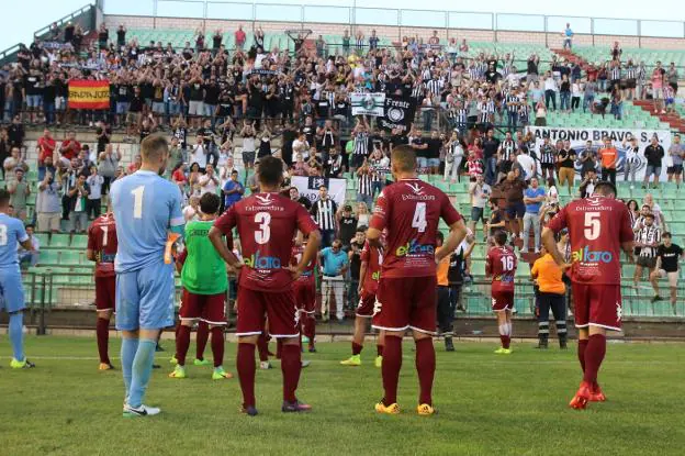 Los jugadores del Badajoz agradecen desolados a su afición el apoyo recibido en el Romano. :: J. M. ROMERO