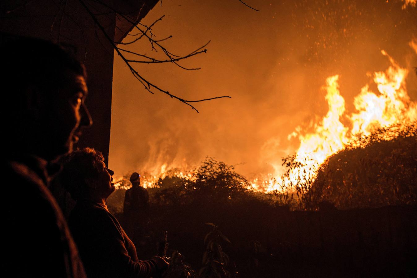 Los servicios sanitarios han atendido durante la noche a multitud de personas afectadas por inhalación de humo, así como a ocho personas por quemaduras, de las cuales tres permanecen ingresadas