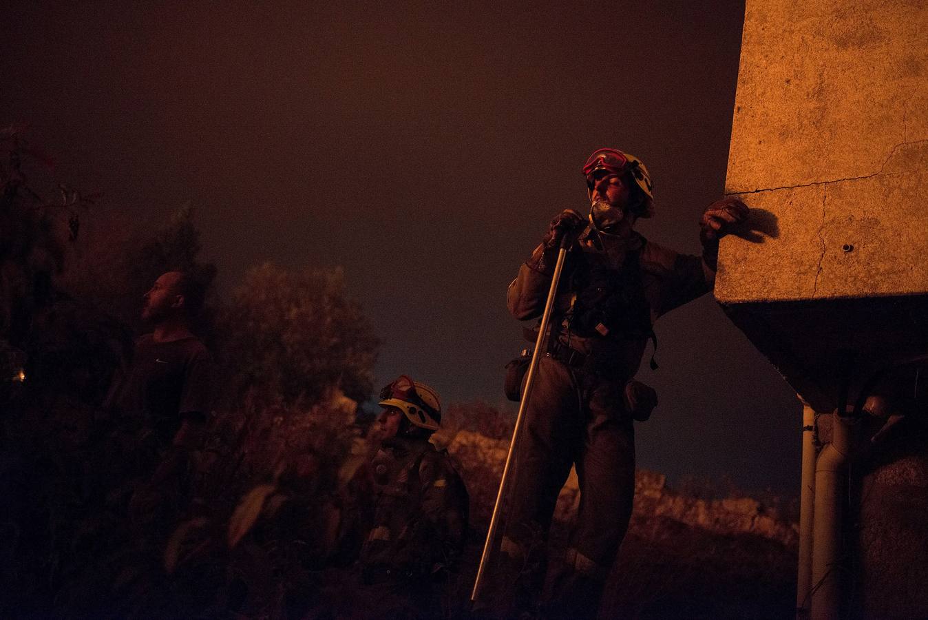 Los servicios sanitarios han atendido durante la noche a multitud de personas afectadas por inhalación de humo, así como a ocho personas por quemaduras, de las cuales tres permanecen ingresadas