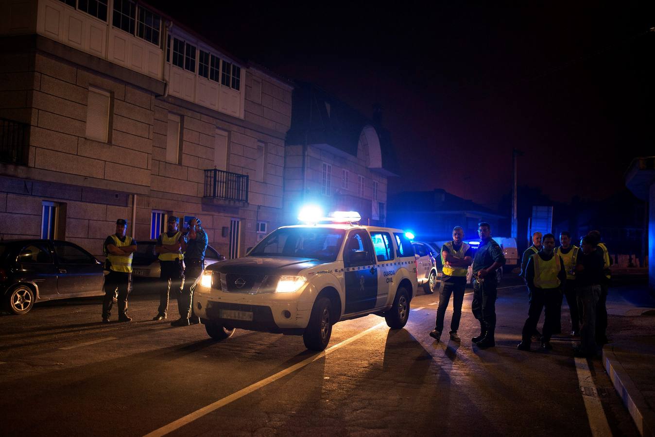 Los servicios sanitarios han atendido durante la noche a multitud de personas afectadas por inhalación de humo, así como a ocho personas por quemaduras, de las cuales tres permanecen ingresadas