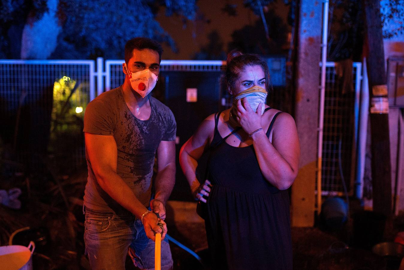 Los servicios sanitarios han atendido durante la noche a multitud de personas afectadas por inhalación de humo, así como a ocho personas por quemaduras, de las cuales tres permanecen ingresadas