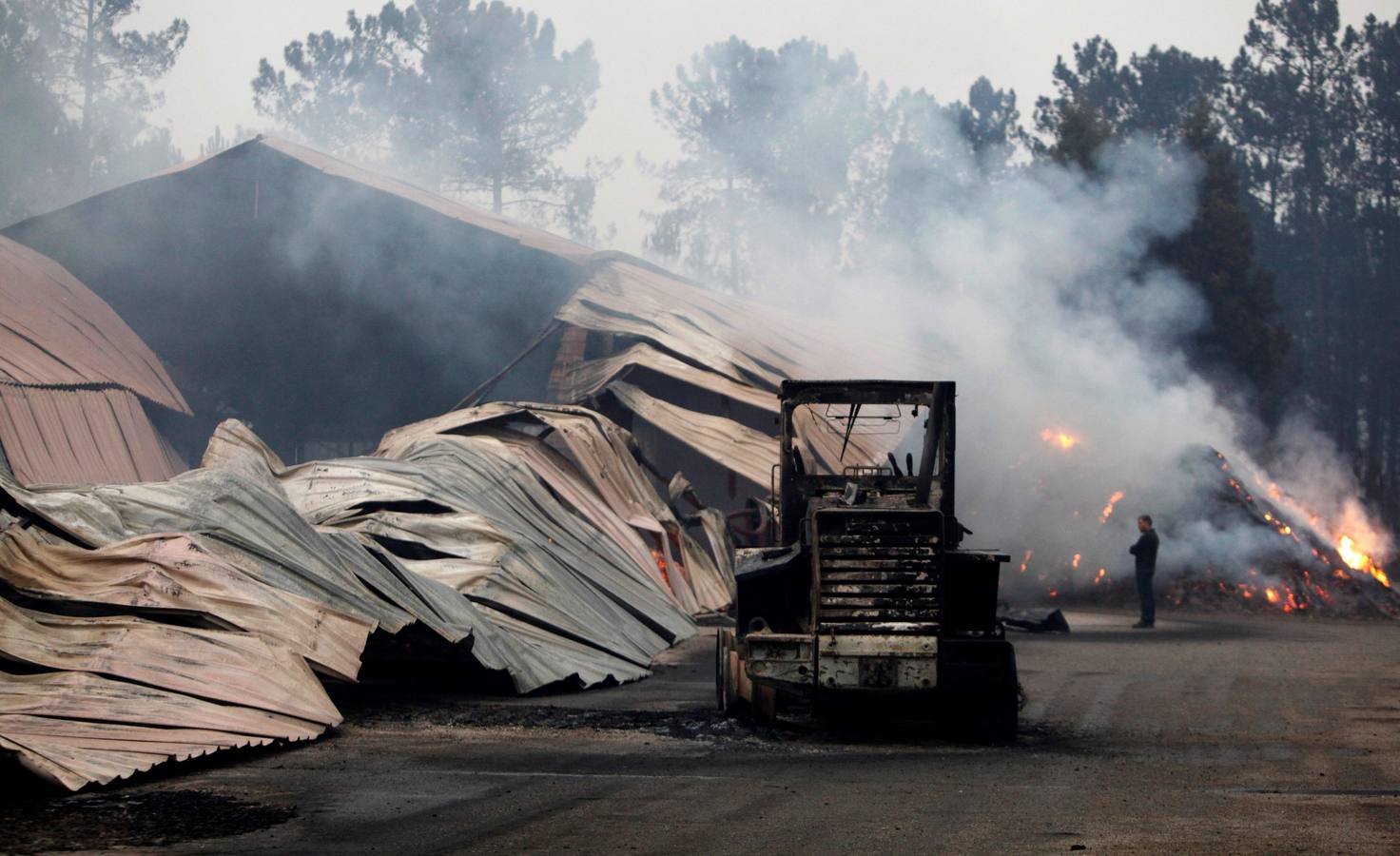 Los servicios sanitarios han atendido durante la noche a multitud de personas afectadas por inhalación de humo, así como a ocho personas por quemaduras, de las cuales tres permanecen ingresadas