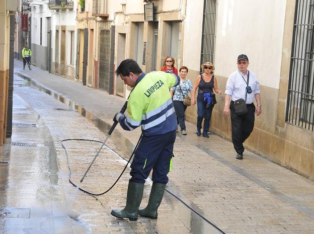 Un operario limpia a fondo el pavimento de la calle Zapatería en una campaña anterior :: david palma