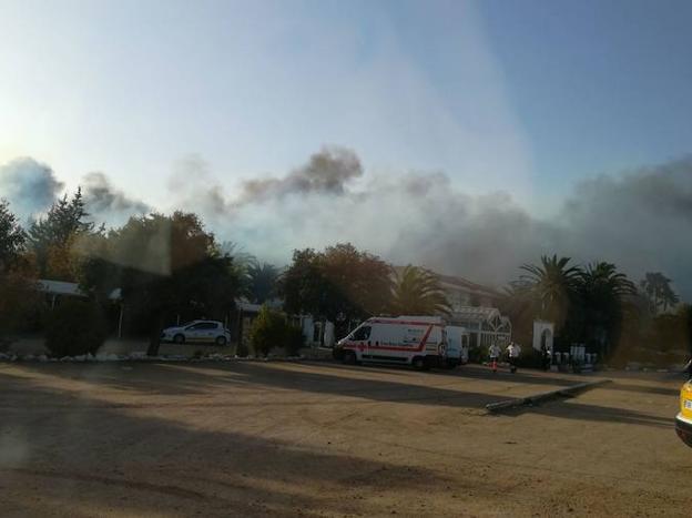 El fuego comenzó en una zona de pastos cerca del restaurante. :: 