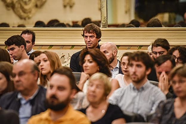 David Azagra, sentado en el centro de la última fila. :: josé vicente arnelas