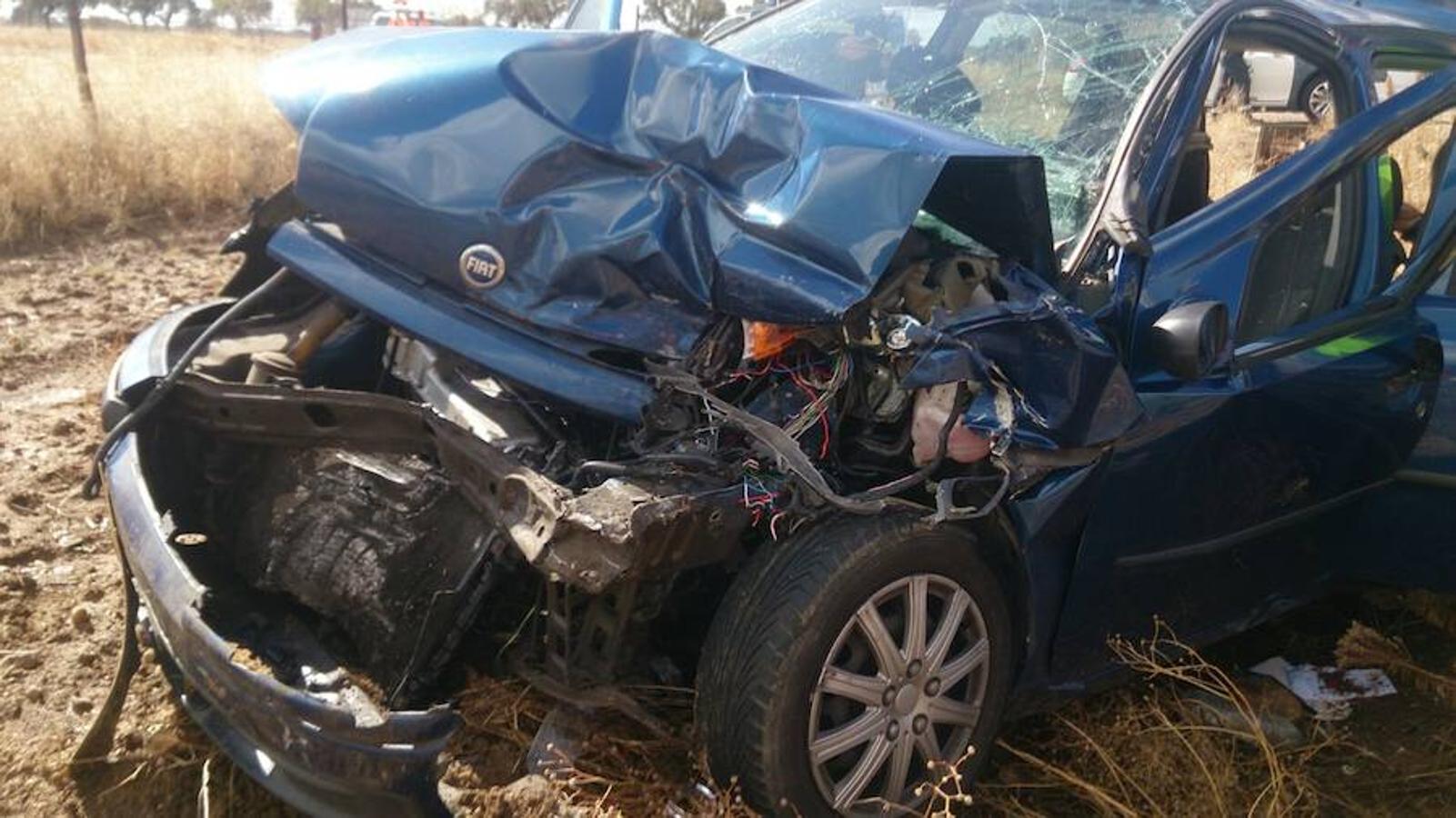 Una colisión entre dos vehículos ha tenido lugar este miércoles día 18 en la carretera que une Cáceres y Badajoz. Hay tres heridos, uno de ellos fue evacuado en helicóptero, aunque aún se desconoce la gravedad.