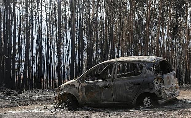 Un coche calcinado en As Neves.