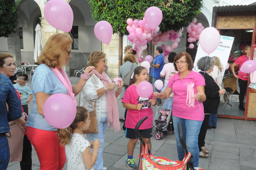 El Día contra el Cáncer de Mama se ha conmemorado con varias actividades de sensibilización organizadas por AOEX Mérida