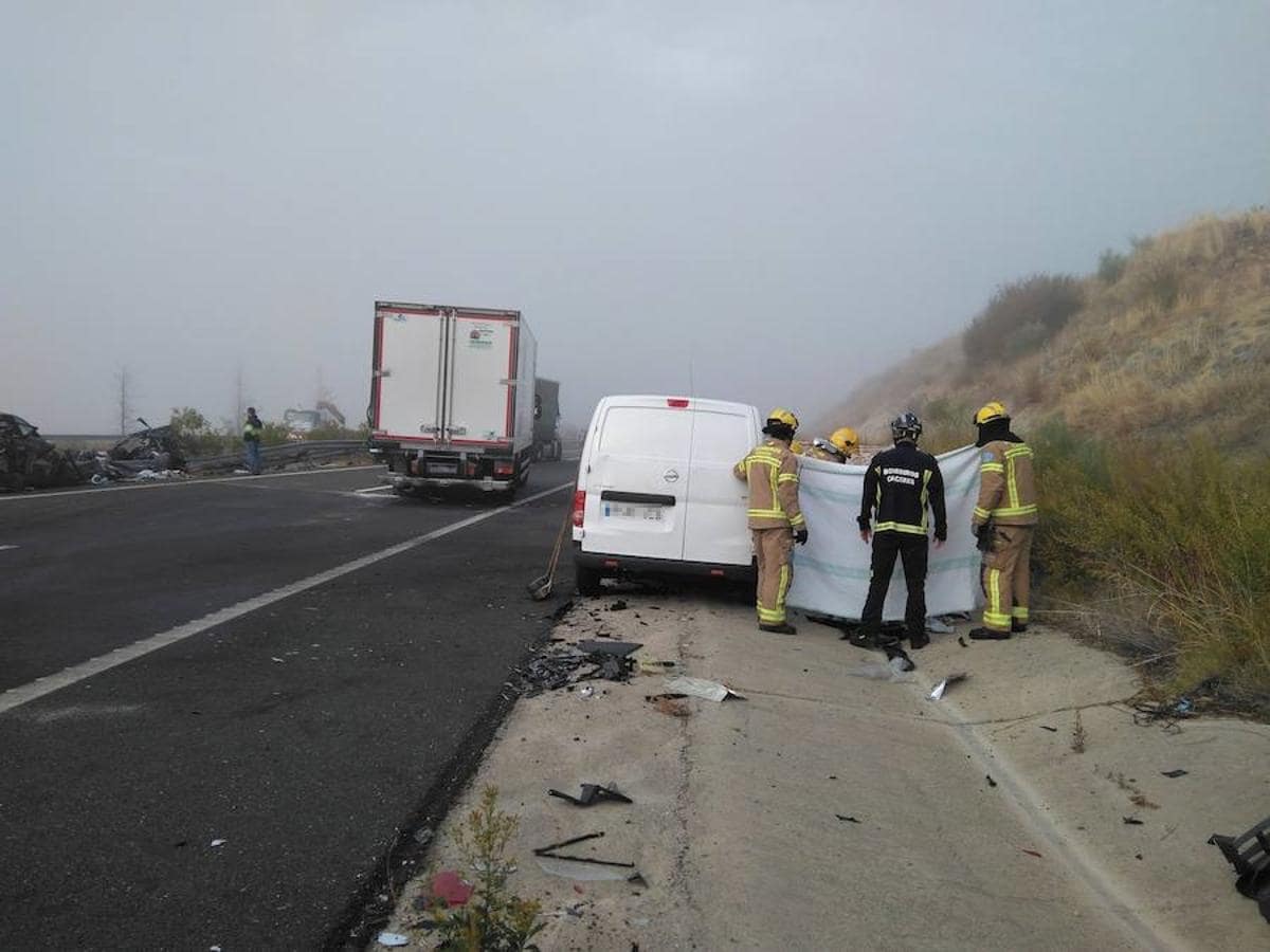 Imágenes de una colisión múltiple que ha tenido lugar la mañana del 19 de octubre, a la altura de la localidad cacereña de Galisteo.