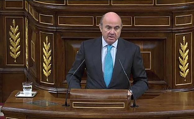 Guindos ve un «aperitivo» la marcha de 800 empresas de Cataluña si se independiza