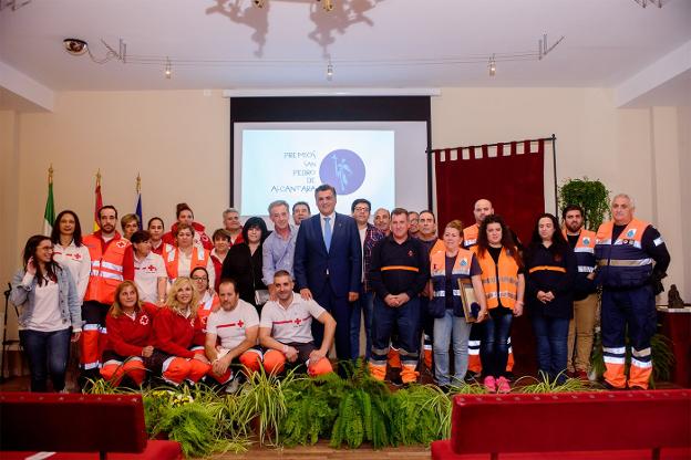 Foto de familia de los premiados con el alcalde de Coria. :: karpint