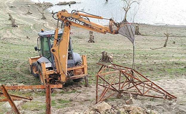 Operarios del Ayuntamiento de Baños de Montemayor han retirado varias torretas esta semana