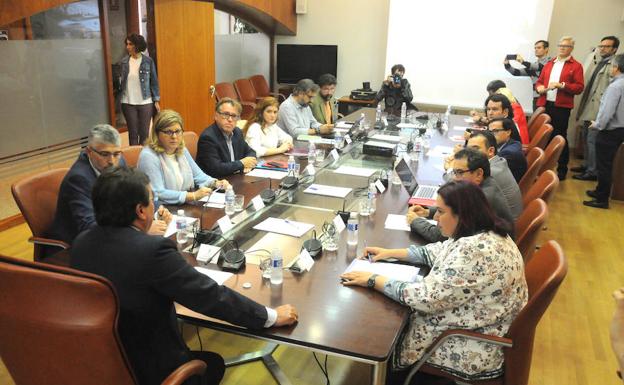 Reunión de los integrantes del Pacto por el Ferrocarril, ayer, en Presidencia de la Junta.