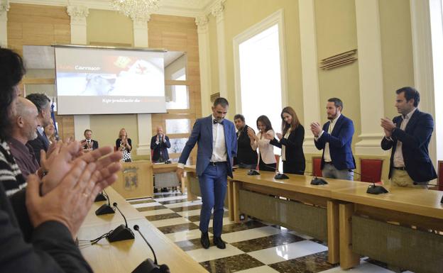 El atleta extremeño Kini Carrasco recibe emocionado los aplausos de un centenar de personas tras ser nombrado Hijo Predilecto de Cáceres.