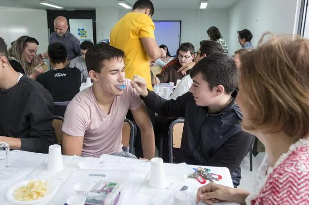 Un momento del taller celebrado ayer en el instituto. :: andy solé